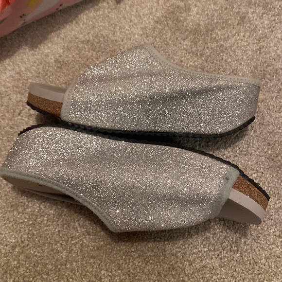 Girls Volatile Slip ons. - Picture 5 of 6